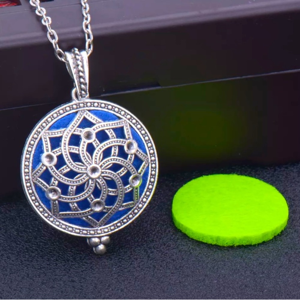 New Zinc Alloy Vintage Mandala Aromatherapy Diffuser Pendant Locket Necklace